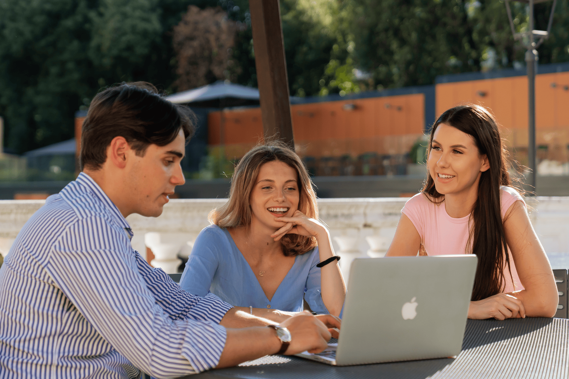 Studenti che consultano i bandi su un pc