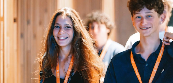 Due studenti molto giovani alla Fresher's Week