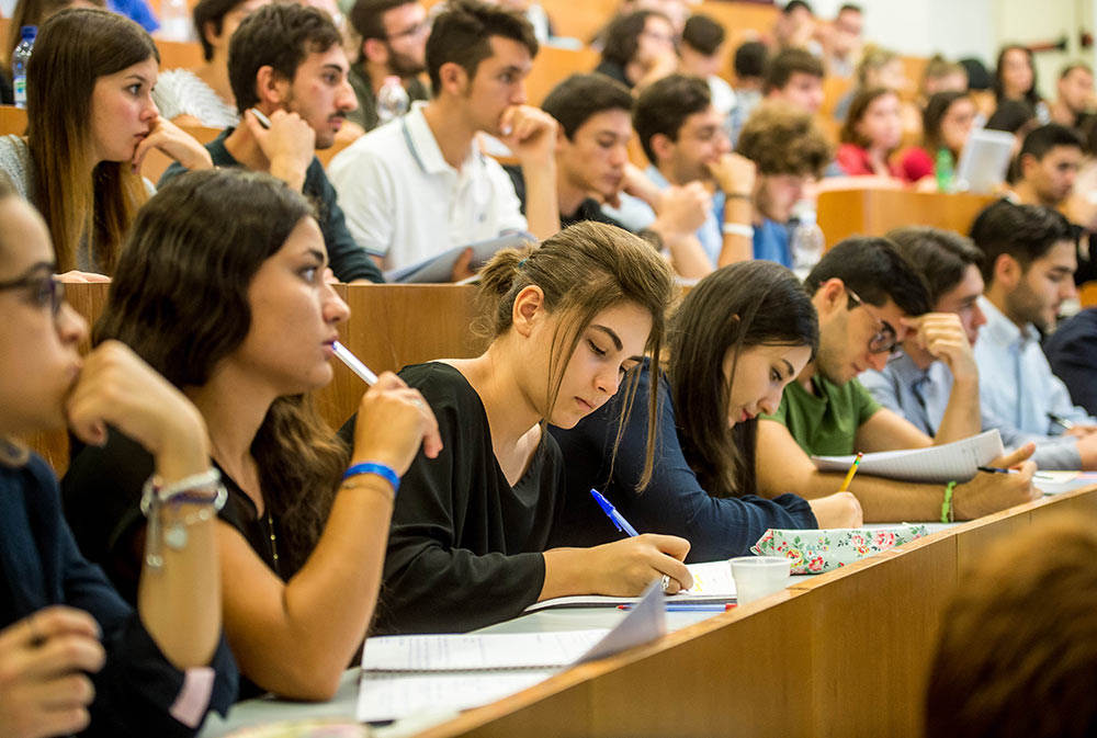 Gruppo di studenti che segue la lezione